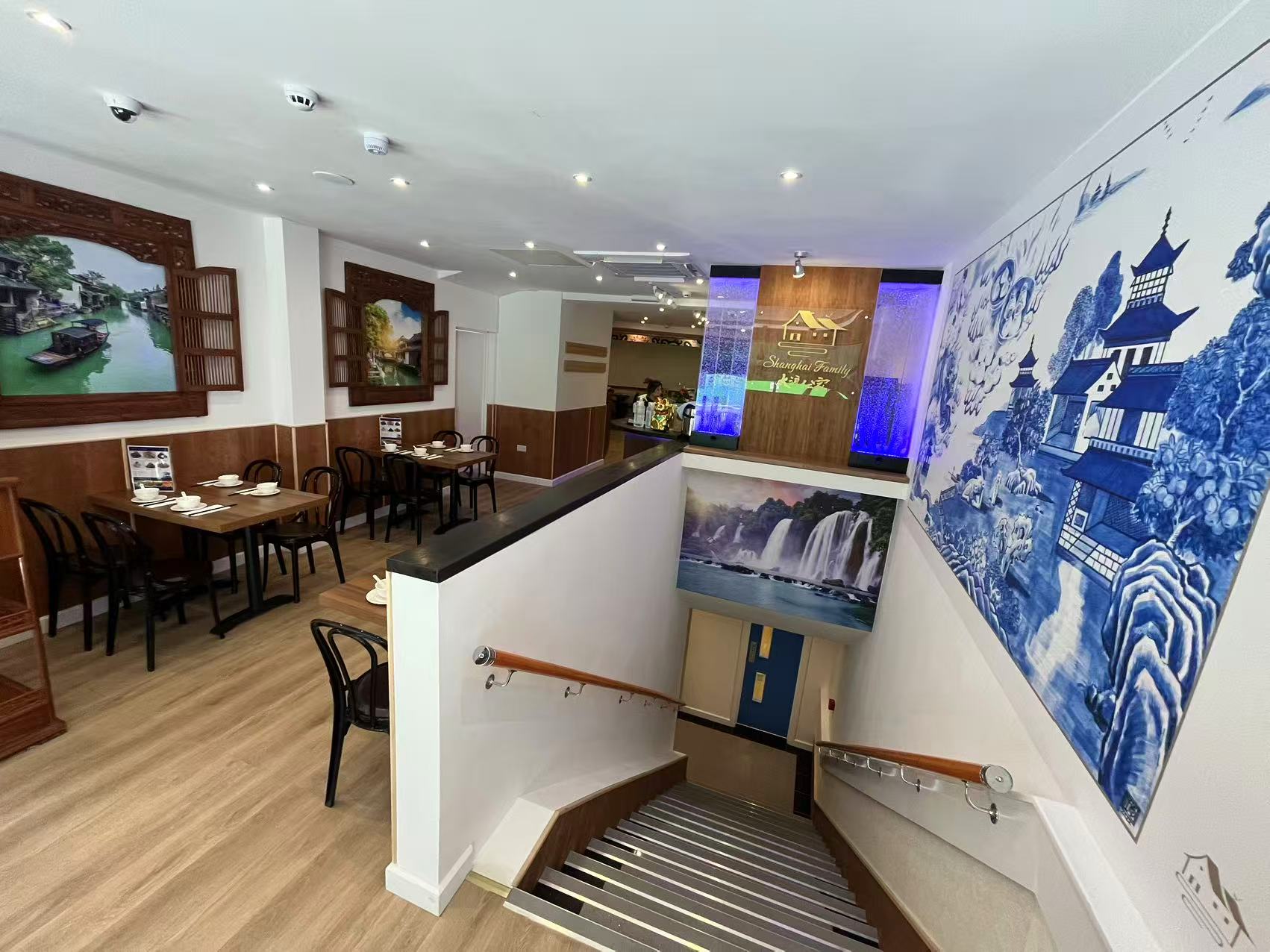 Restaurant fit-out and decoration, New Oxford Street — image 4