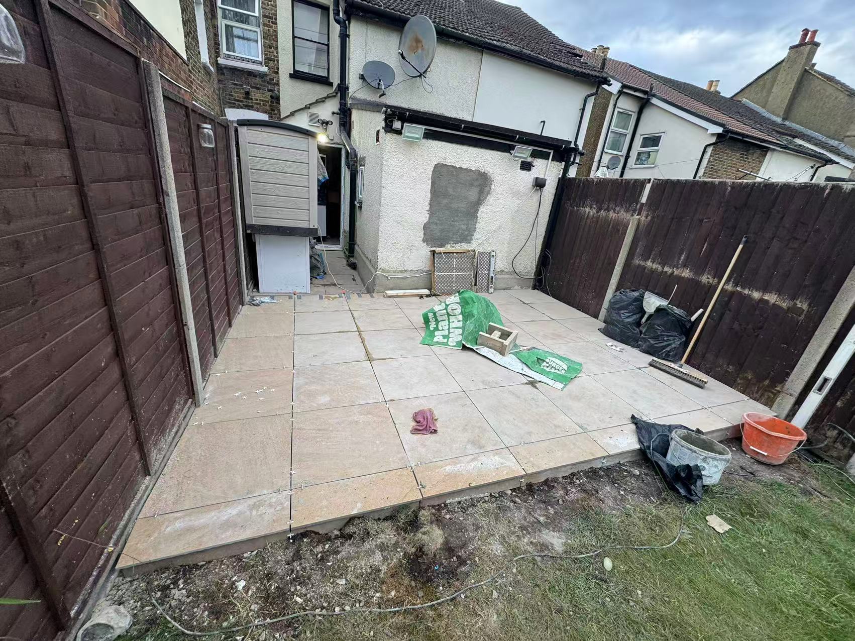 Rear garden porcelain patio, terraced house — image 2