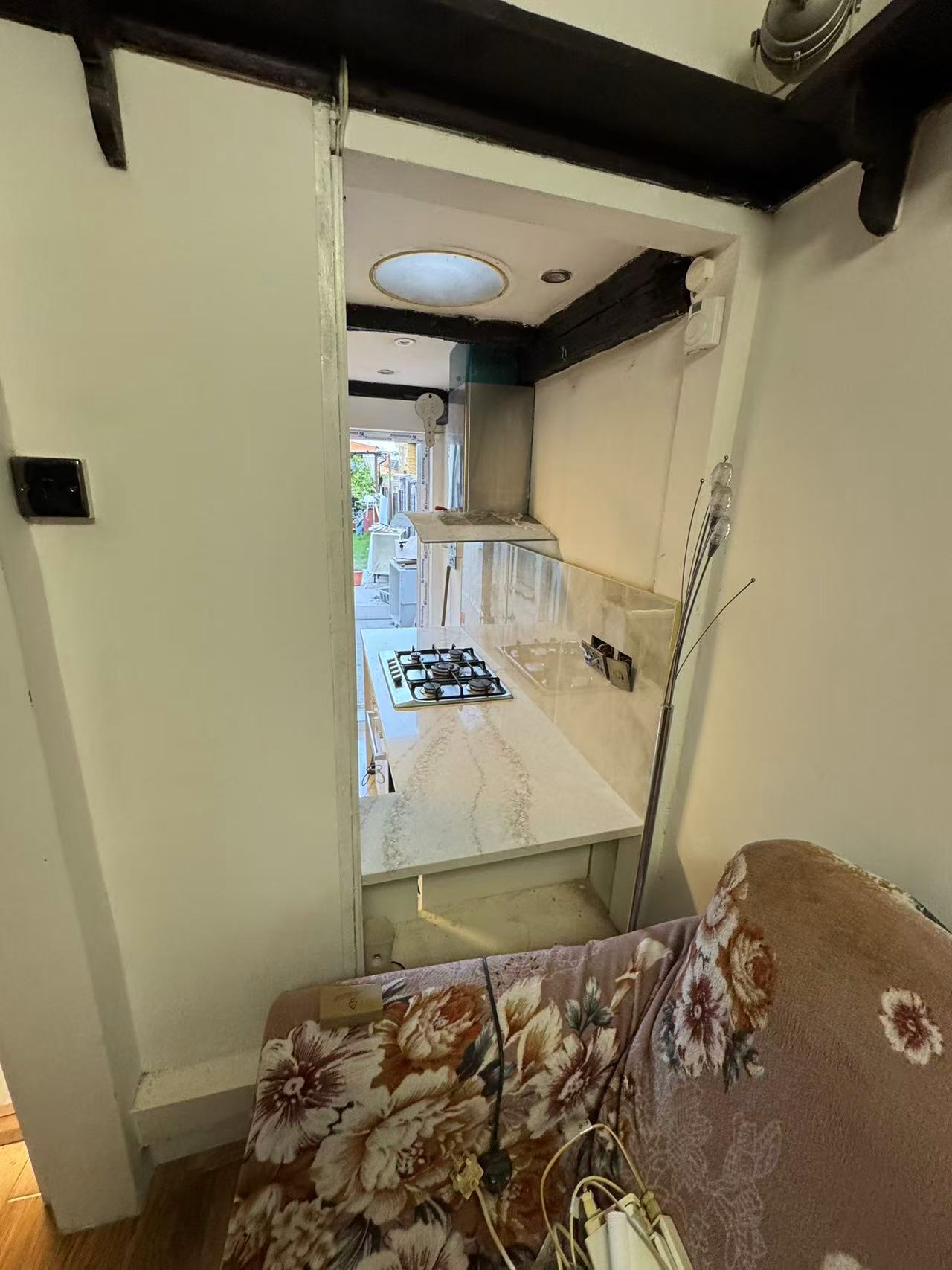 Marble-effect kitchen floor and splashback tiling, period cottage — image 4