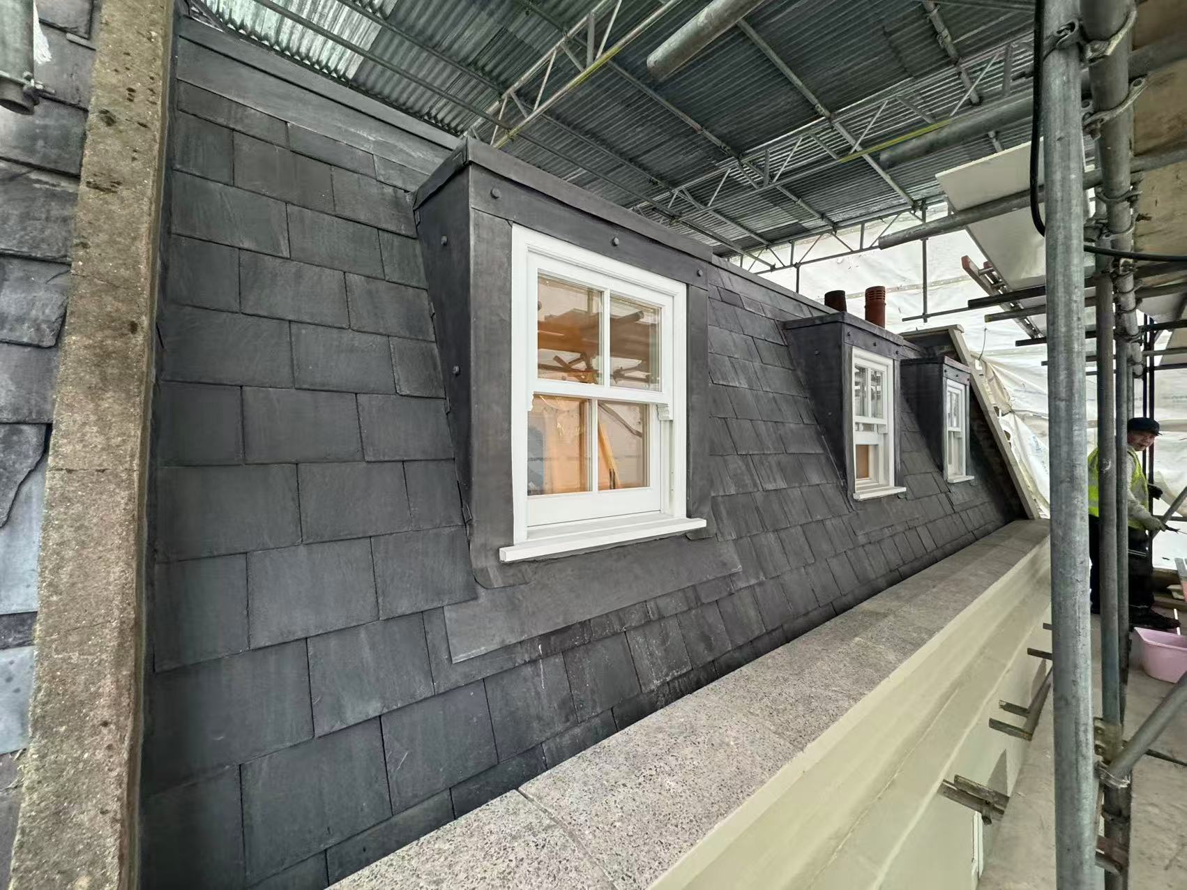 Slate-clad mansard dormer with sash windows — image 5
