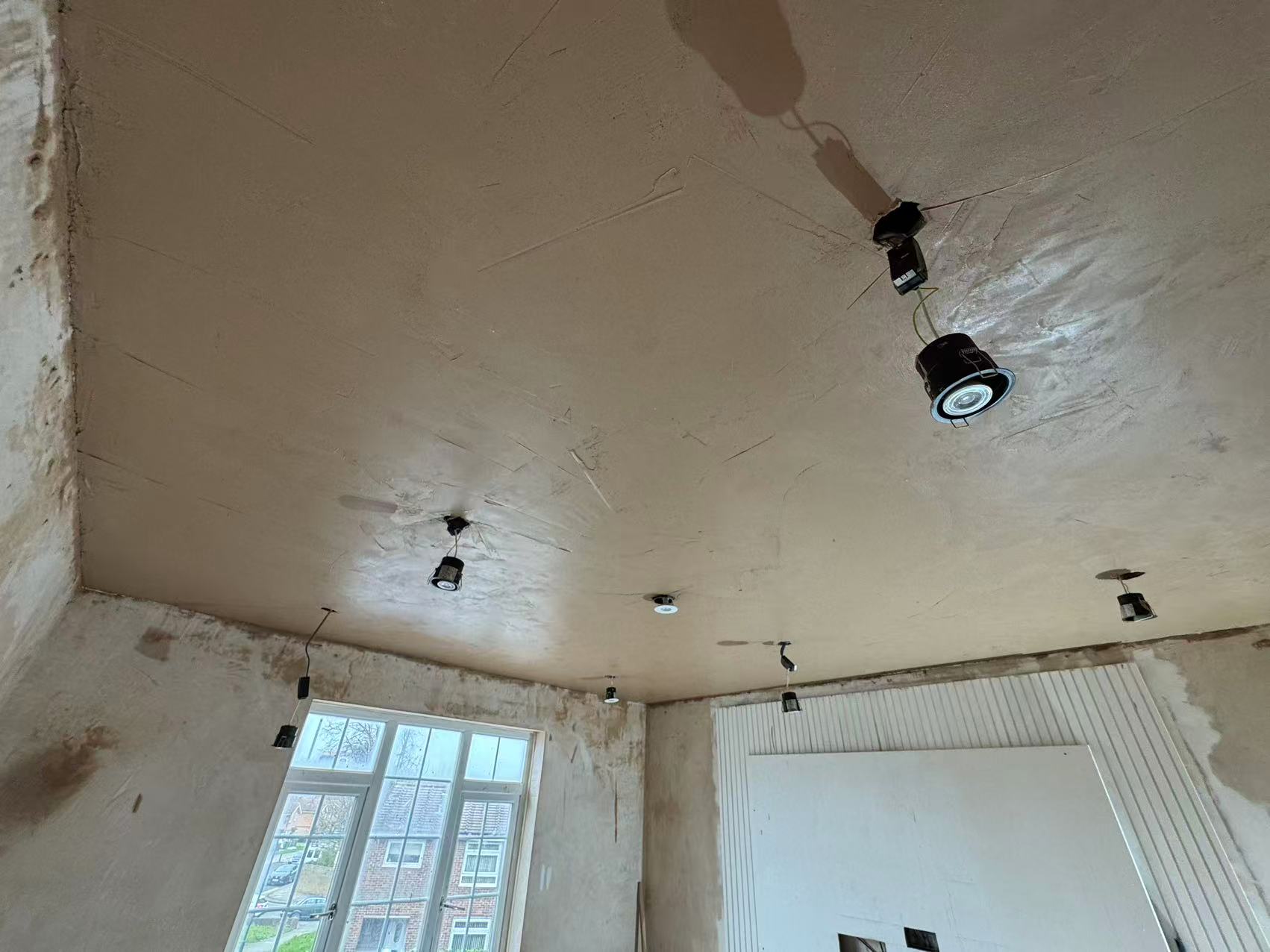 Full ceiling and wall replastering, residential living room — image 3
