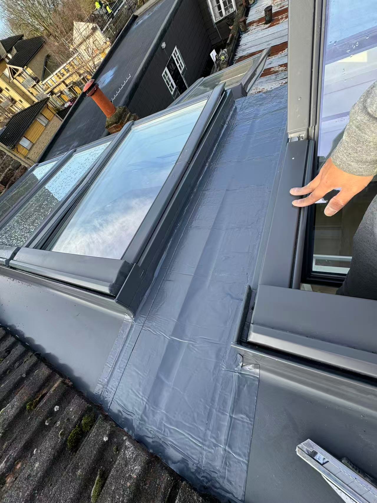 Aluminium roof lantern installation with anthracite weathering details — image 3