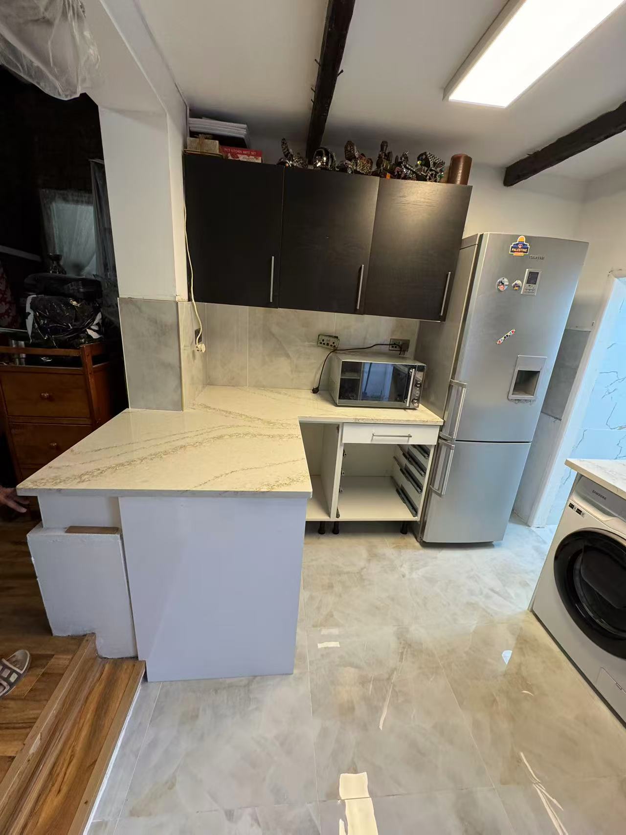 Marble-effect kitchen floor and splashback tiling, period cottage — image 3