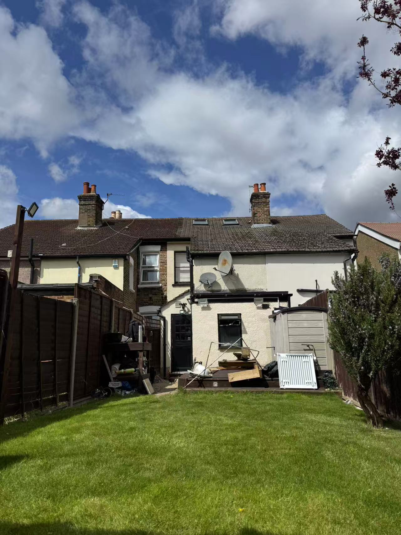 Rear garden porcelain patio, terraced house — image 1