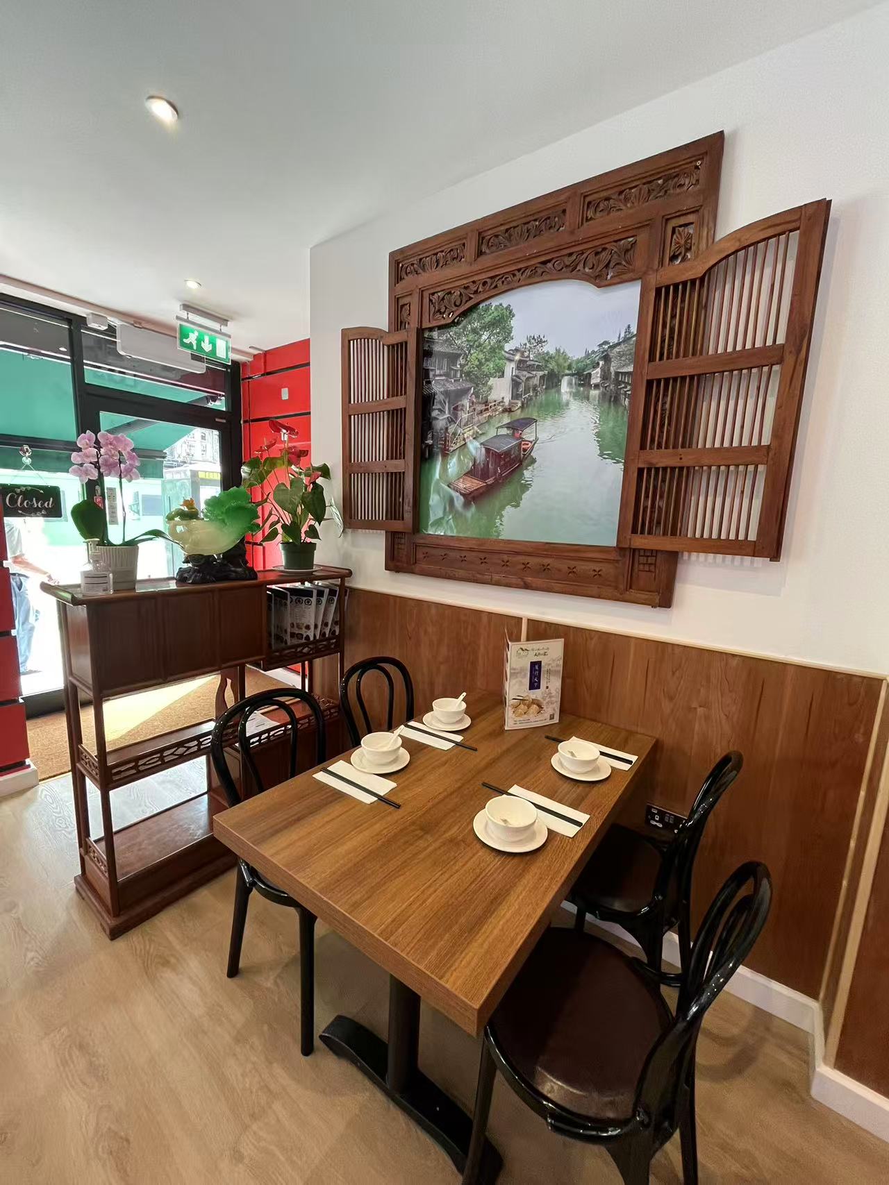 Restaurant fit-out and decoration, New Oxford Street — image 1